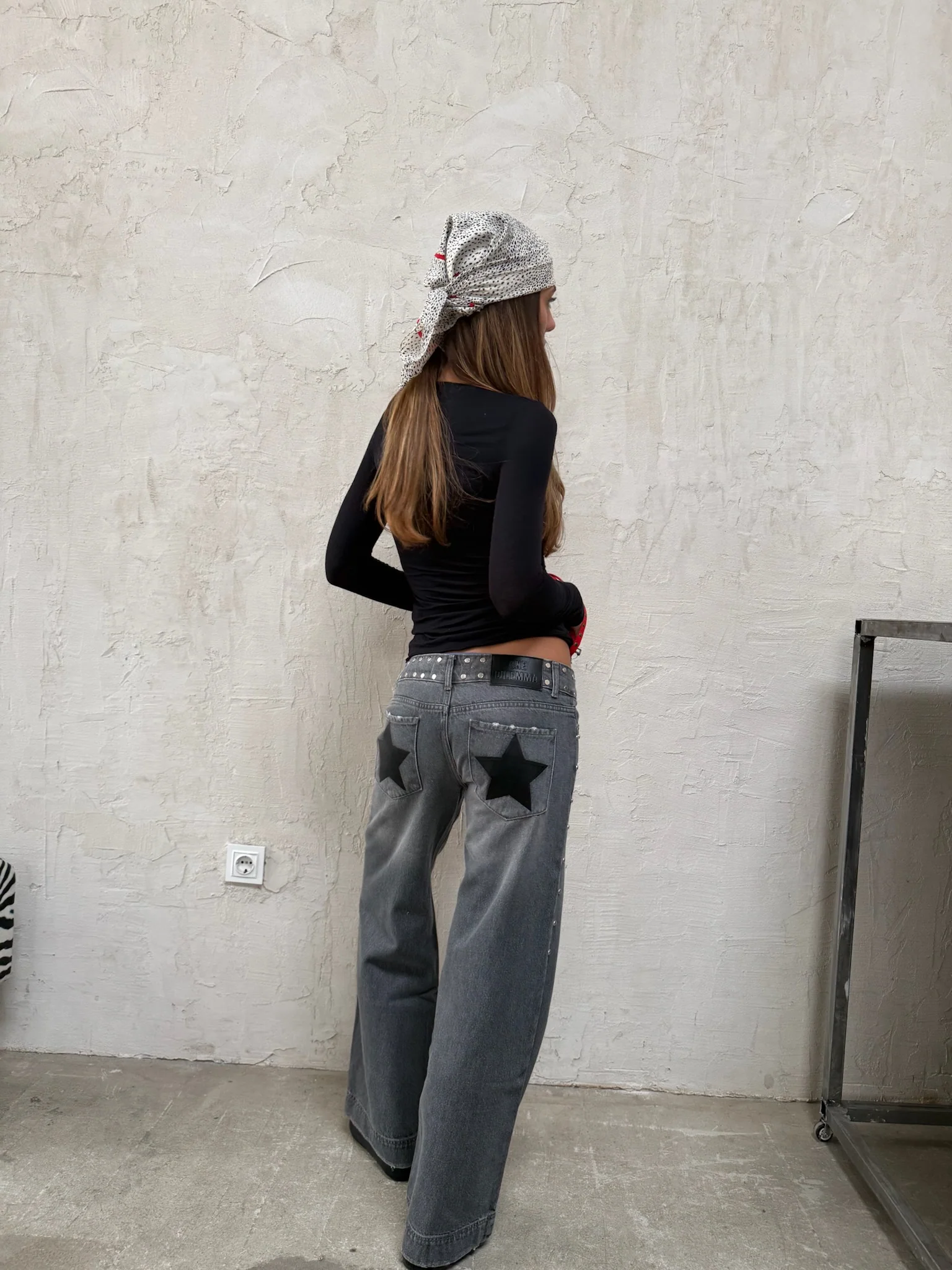 GREY JEANS BLACK LEATHER STAR - Image 2