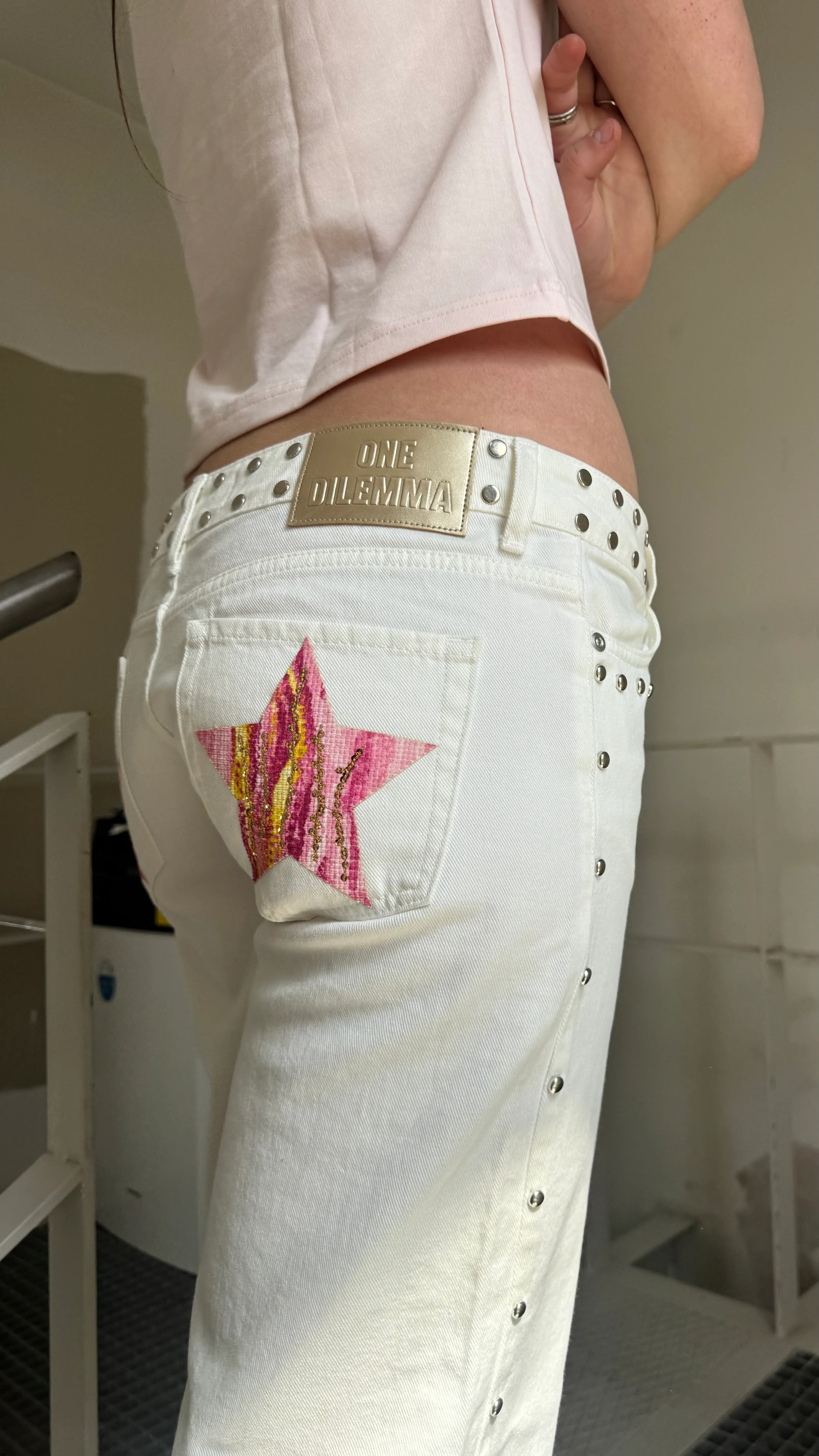 WHITE JEANS PINK PRINT - Image 3